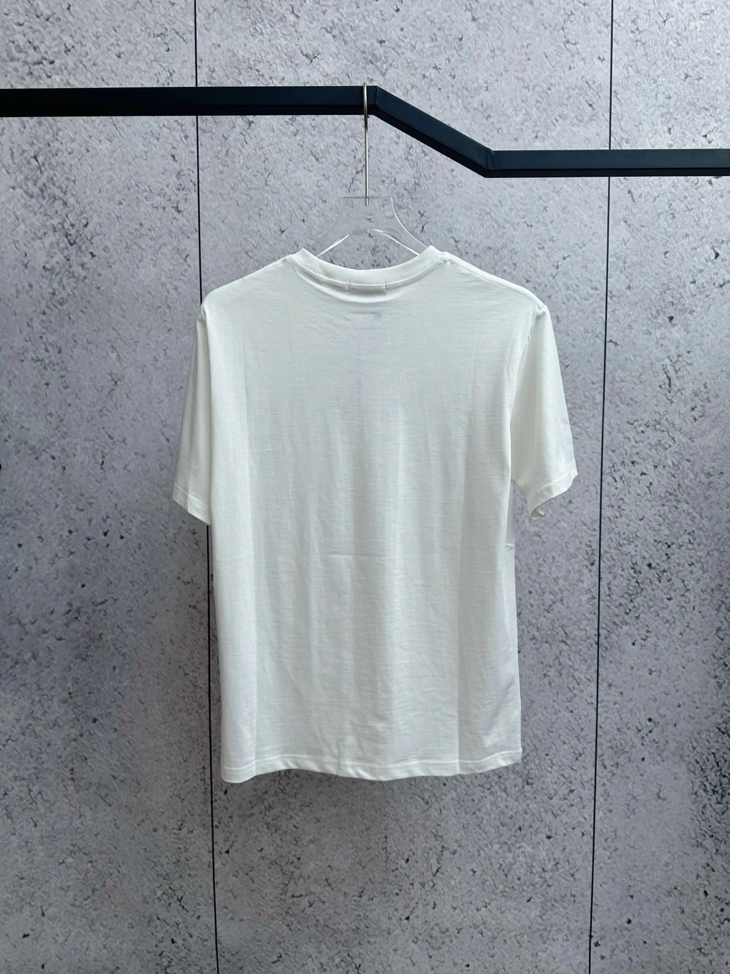 P150 Ralph Lauren/Ralph Lauren 25ss simultaneously launches one-color horse embroidery round neck short sleeves. The main logo on the neck has a QR code mark, which can be scanned for verification, and the detailed horse logo embroidery is all high-density and made with imported Tajima machines, distinguishing it from low-end products on the market. 32 counts, 240g hydrophilic toner, 100% cotton fabric, comfortable and soft, highly breathable, focusing on high-end cost-effectiveness, needless to say good quality. Available in a variety of colors, both boys and girls can try this genderless style, giving them a yuppie tone in no time. Immerse yourself in your leisurely style, and have your own style in retro. Natural, vivid, and very French romantic feelings perfectly integrate the youthful atmosphere with the trend. The clever embellishment of the horse logo embroidery carries all the eye-catching points. Color: black, white, navy blue, gray Size: S-xL